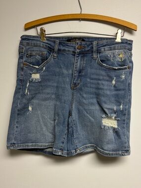 Judy Blue Faded Blue Distressed Denim Shorts with dandelion Embroidery